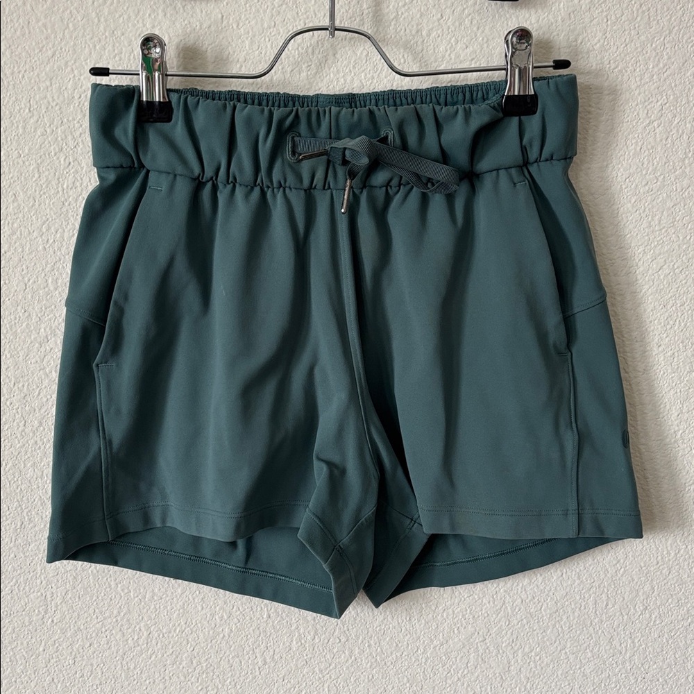 Lululemon On the Fly Woven Mid-Rise Short 2.5"